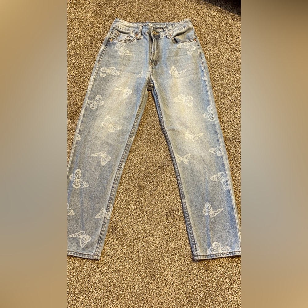 Butterflies jeans.  smooth.  boy friend.  Elegant.  narrow from above.